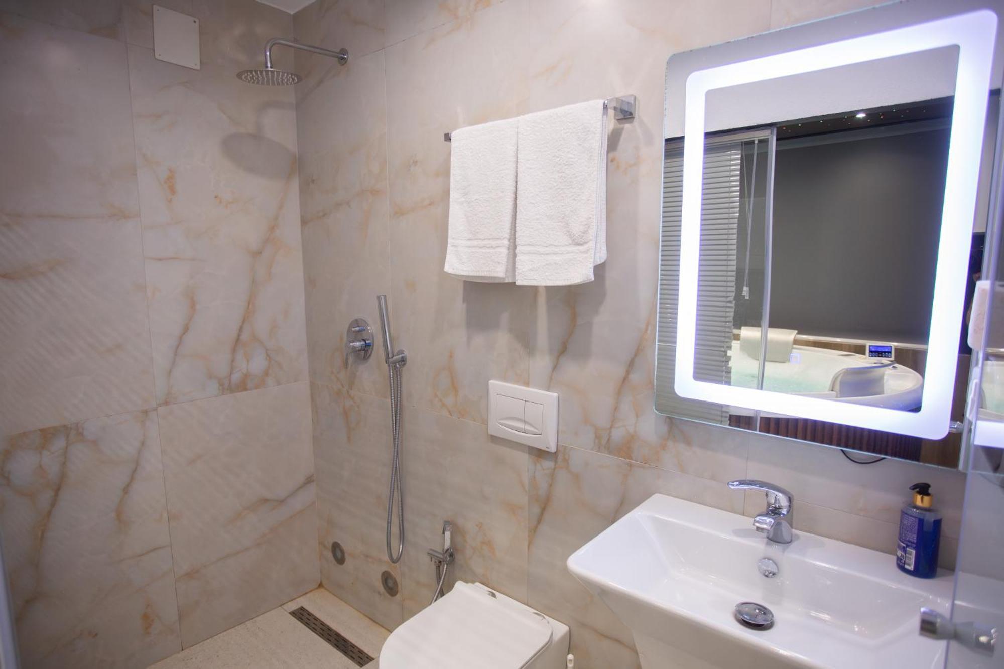 The Bubbles - Jacuzzi Hotel Tirana Exterior foto